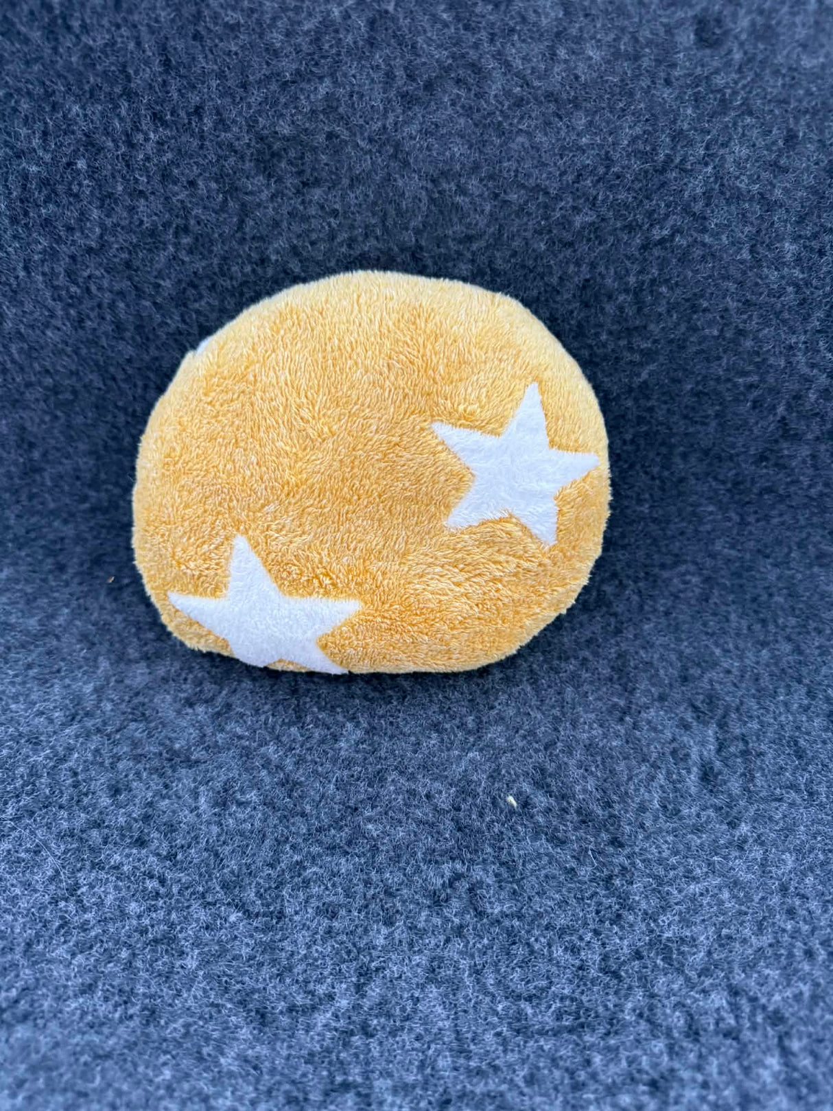 Wellness legetøj | Rund pude | Gul med hvide stjerner