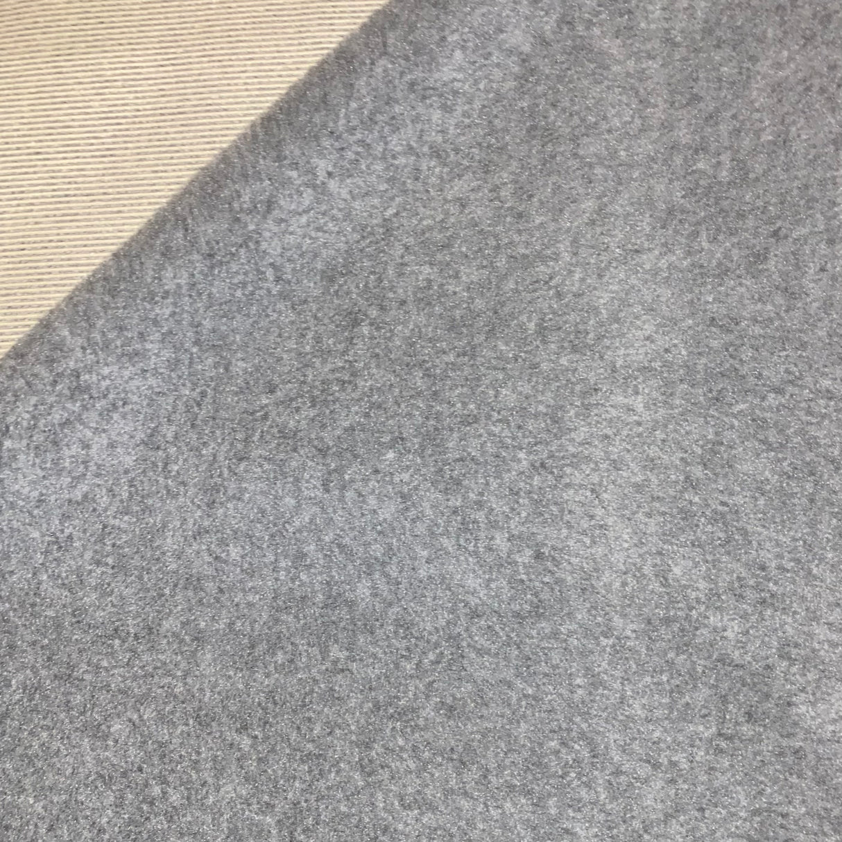 Vetbed | Lysegrå Ensfarvet | Skridsikker