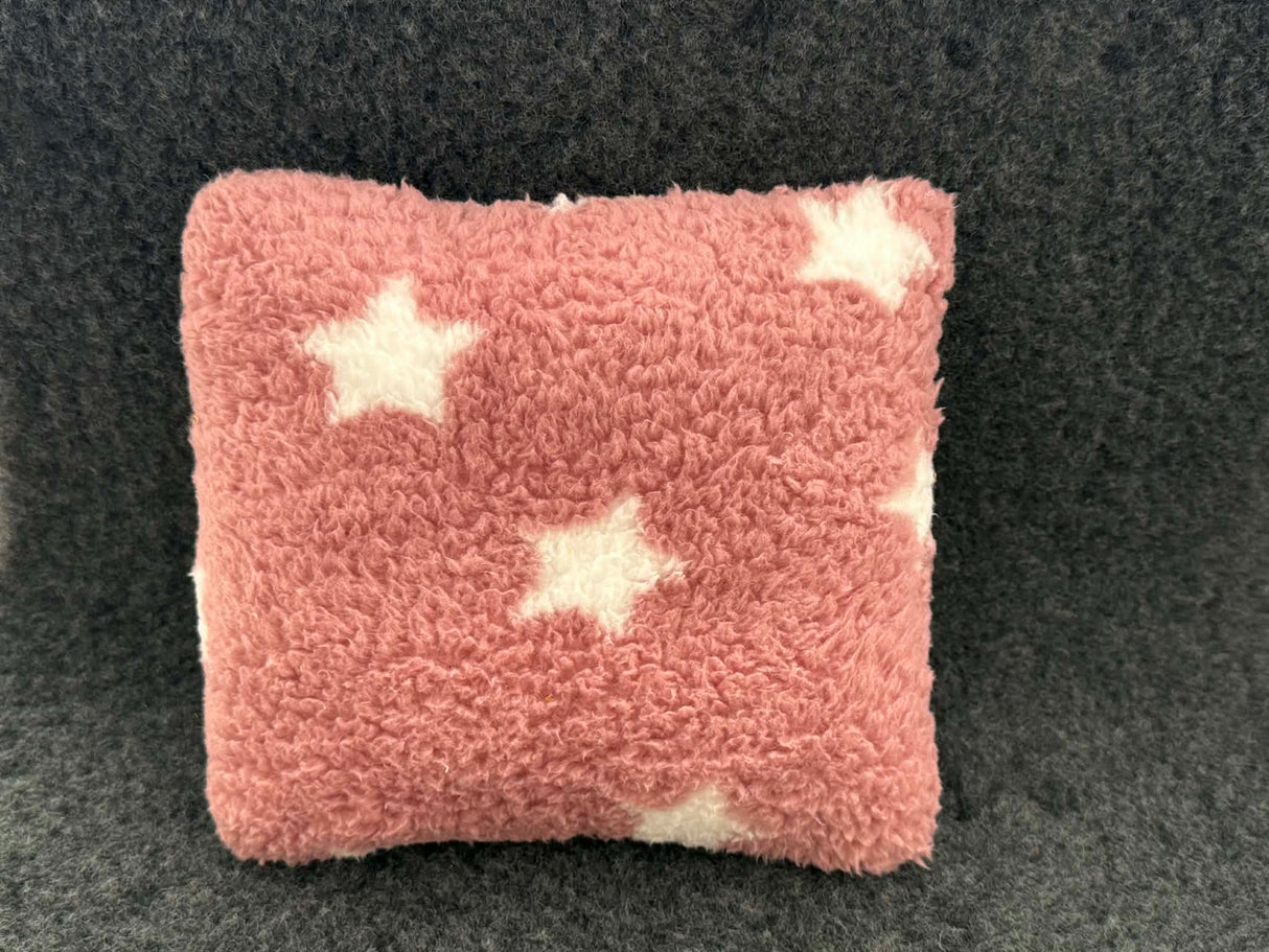 Wellness legetøj | Firkantet pude | Støvet rosa med hvide stjerner