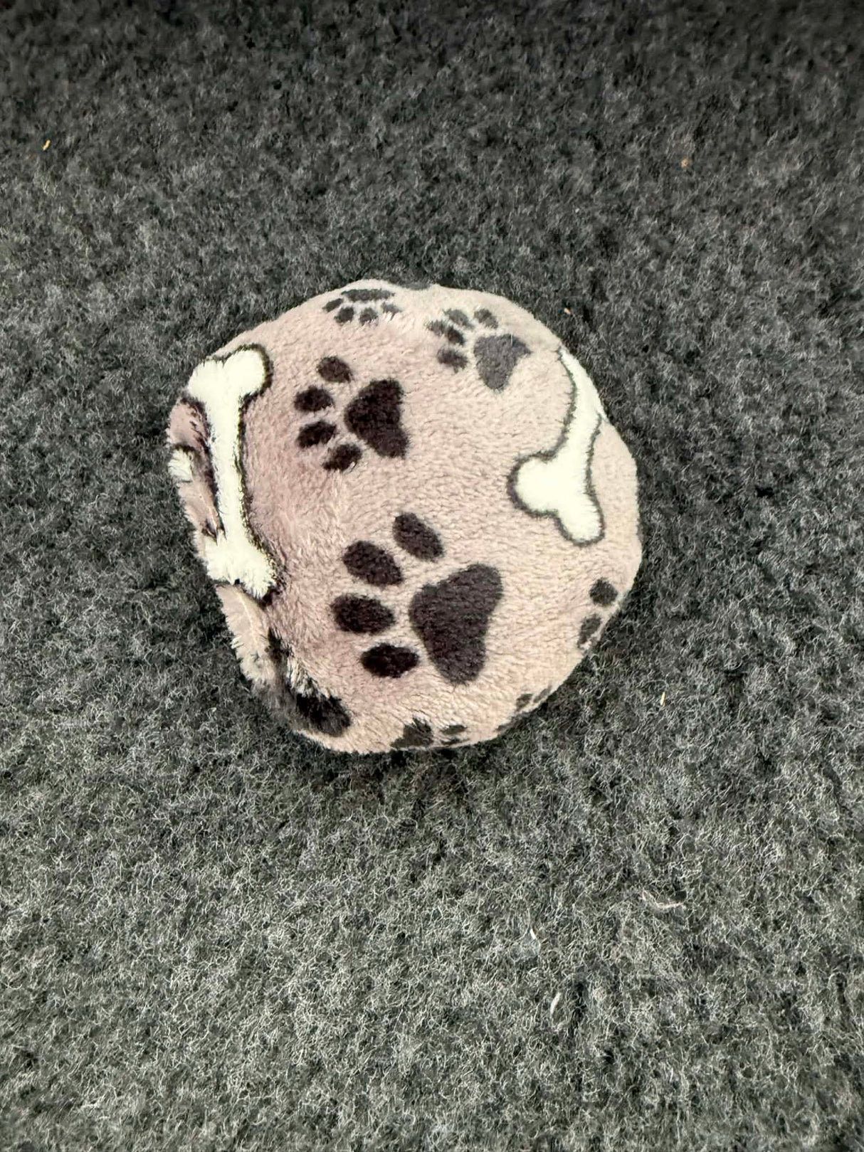 Wellness legetøj | Rund pude | Grå med poter og kødben | Små