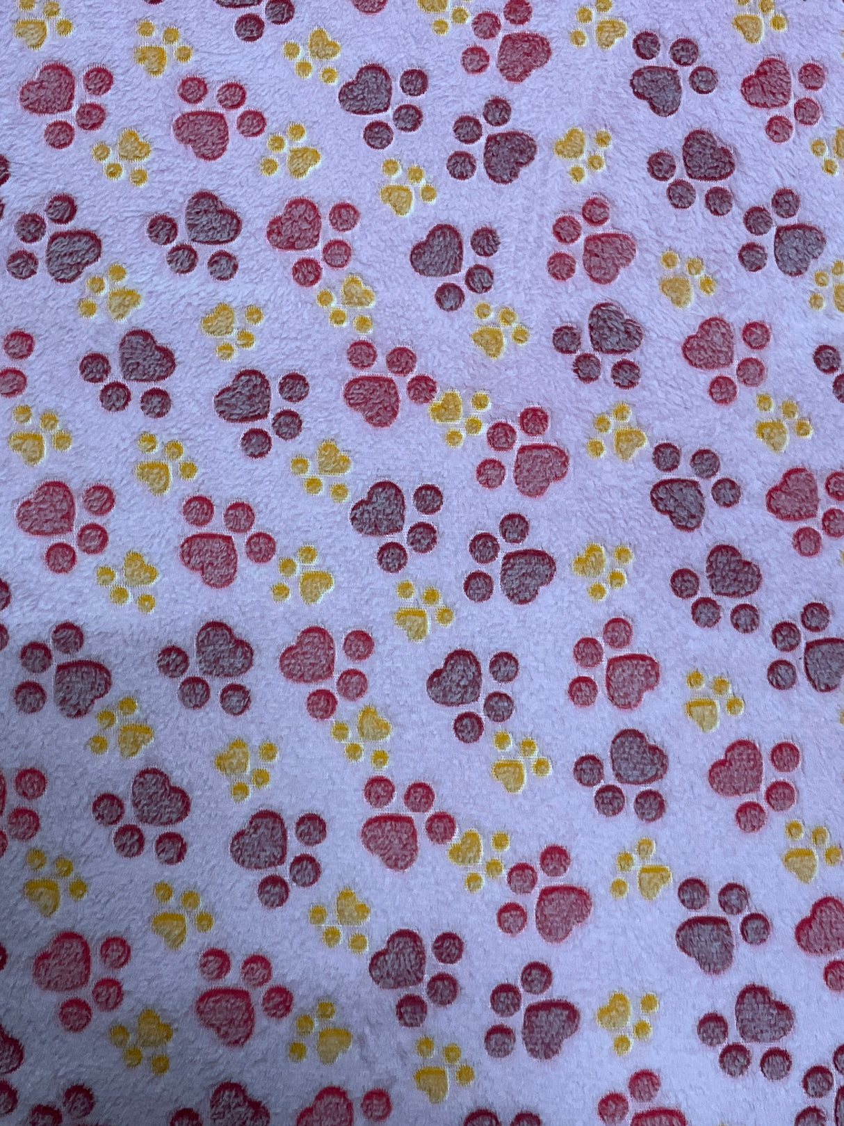 Wellness tæppe med fyld | Lyserød med små pinke og gule poter