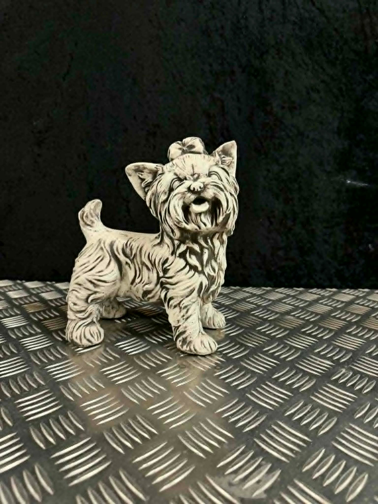 Betonfigur | Stor Yorkshire Terrie stående | 25 cm