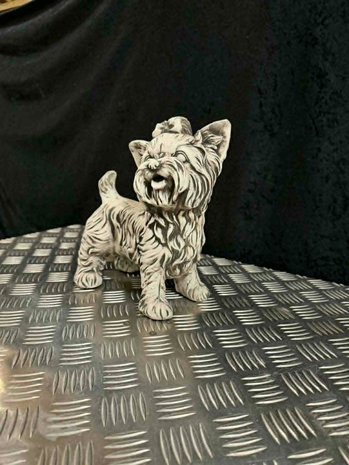 Betonfigur | Stor Yorkshire Terrie stående | 25 cm