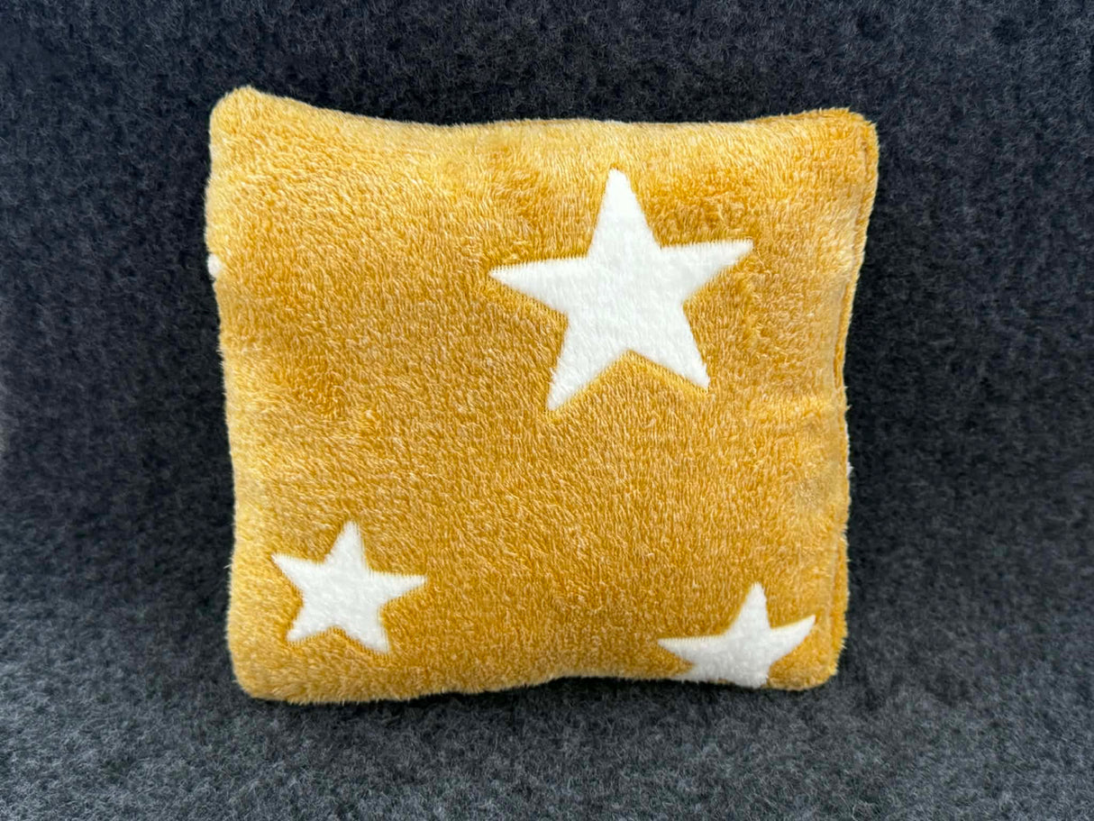 Wellness legetøj | Firkantet pude | Gul med hvide stjerner