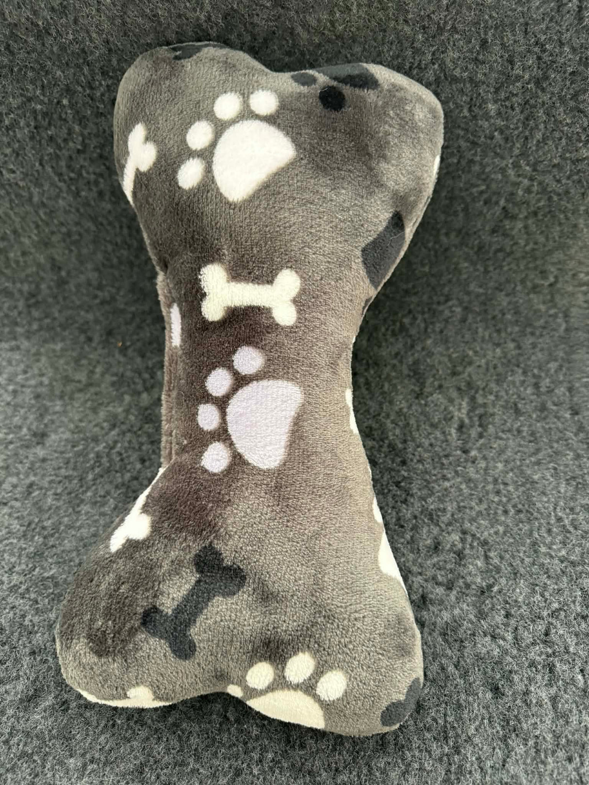 Wellness legetøj | Kødben | Mørke grå med poter og kødben | Stor