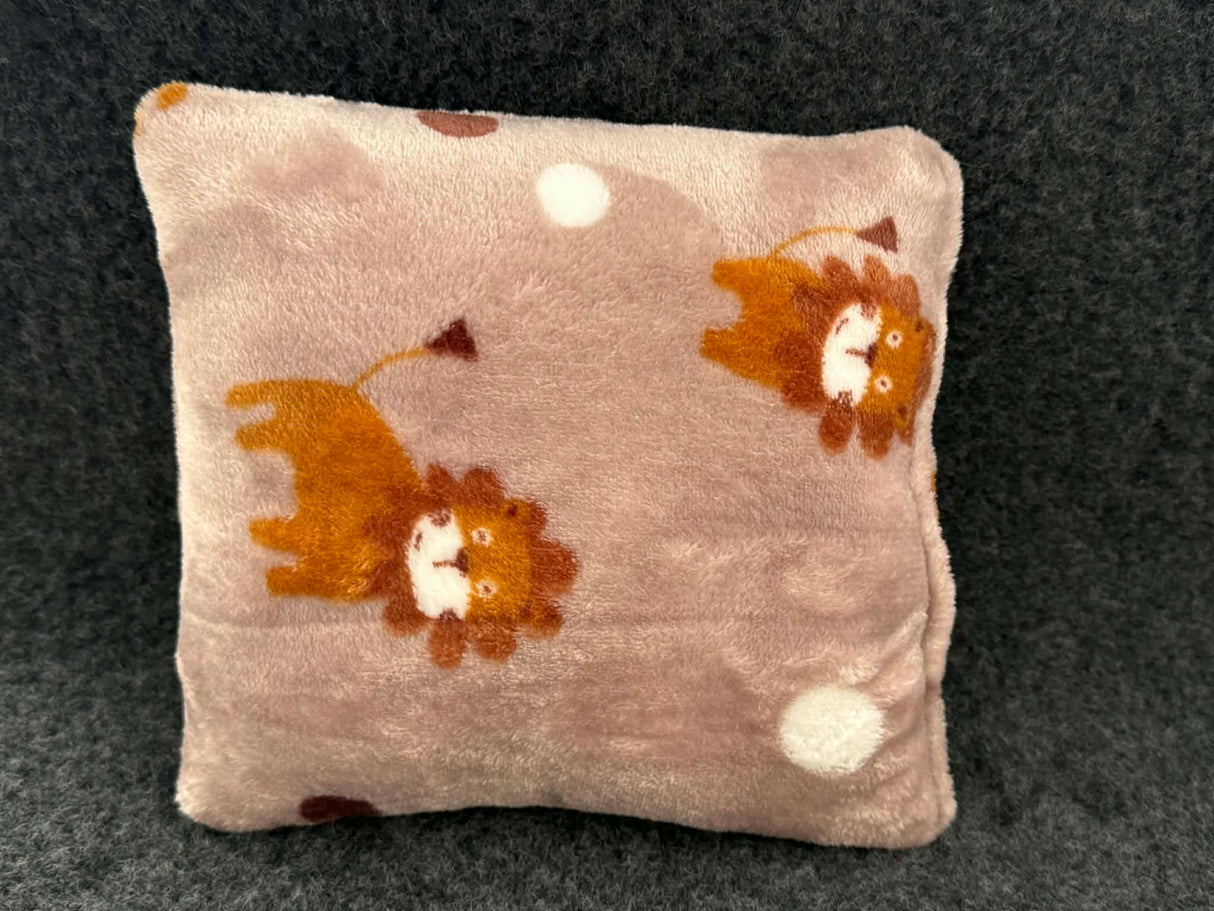 Wellness legetøj | Firkantet pude | Løve