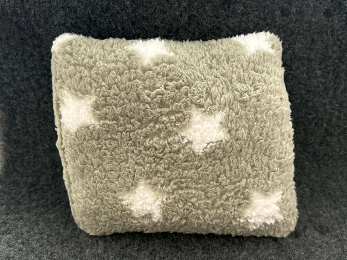 Wellness legetøj | Firkantet pude | Støvet grøn med hvide stjerner