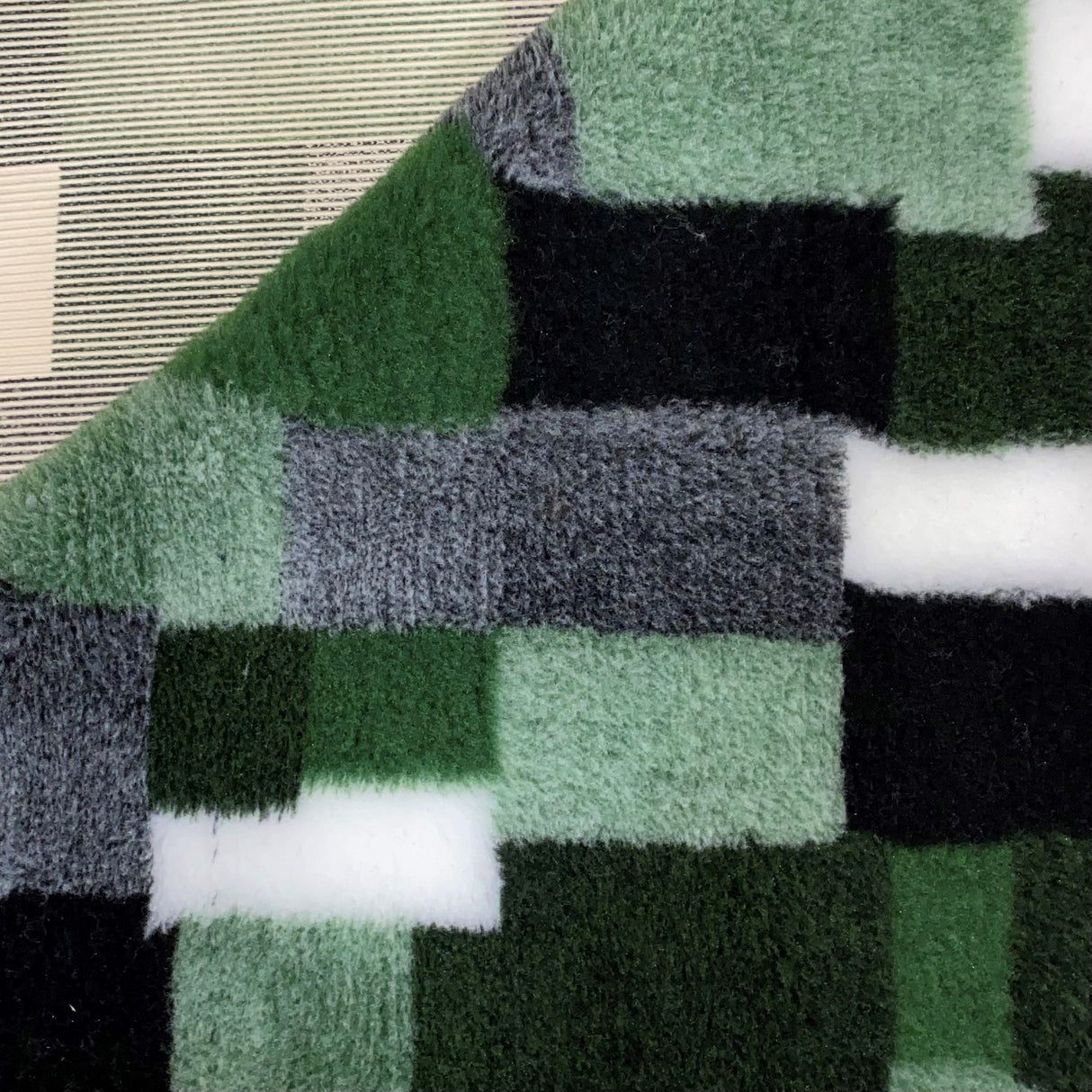 Vetbed | Grøn Patchwork | Skridsikker
