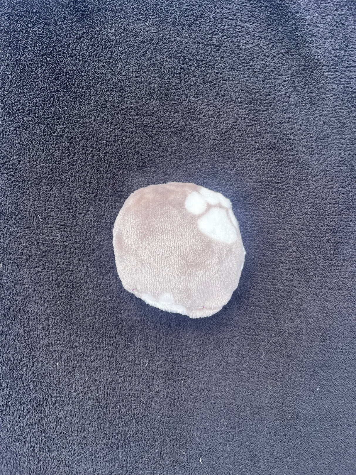 Wellness legetøj | Rund pude | Beige med hvide poter | Små