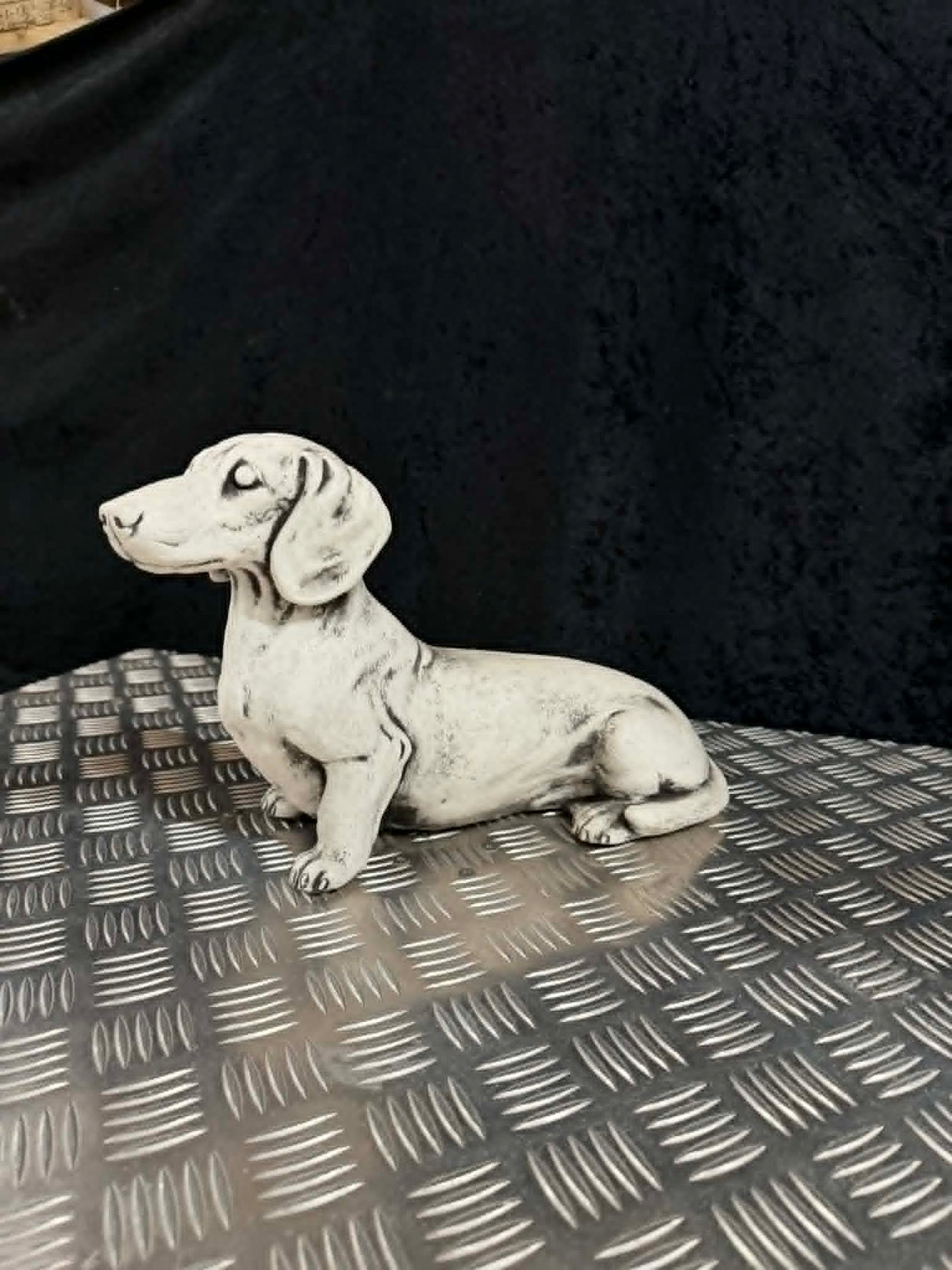 Betonfigur | Gravhund (Glathåret) | 24 cm