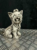 Betonfigur | Stor Yorkshire Terrie siddende | 26 cm