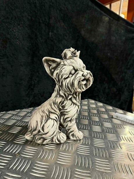 Betonfigur | Stor Yorkshire Terrie siddende | 26 cm
