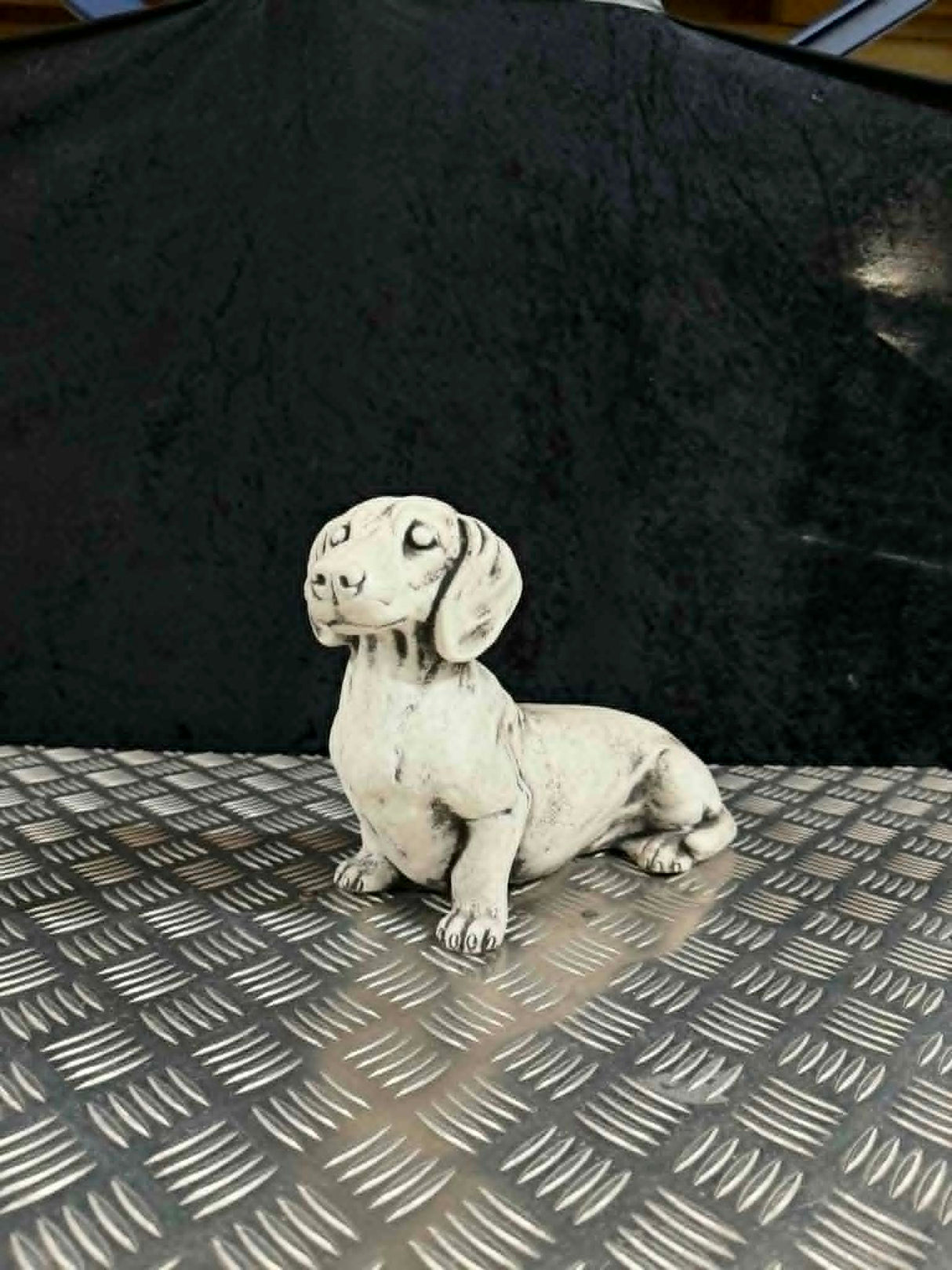 Betonfigur | Gravhund (Glathåret) | 24 cm