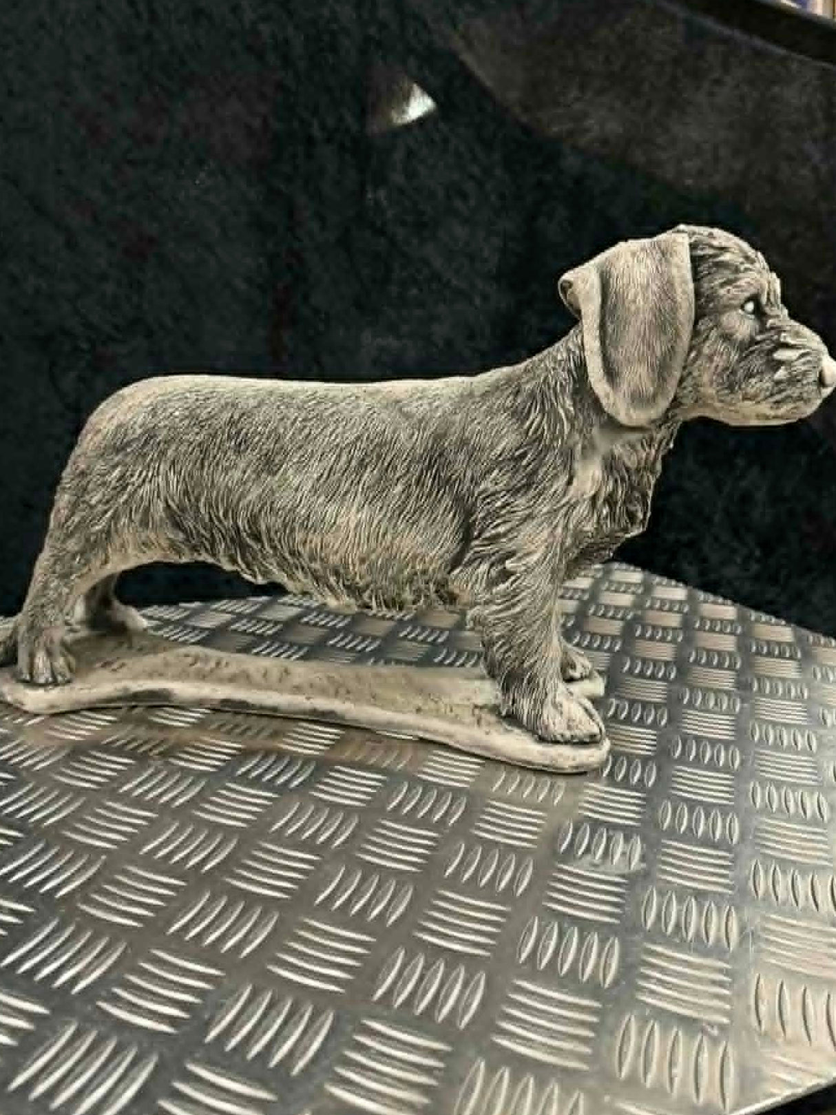 Betonfigur | Gravhund (Ruhåret) | 30 cm